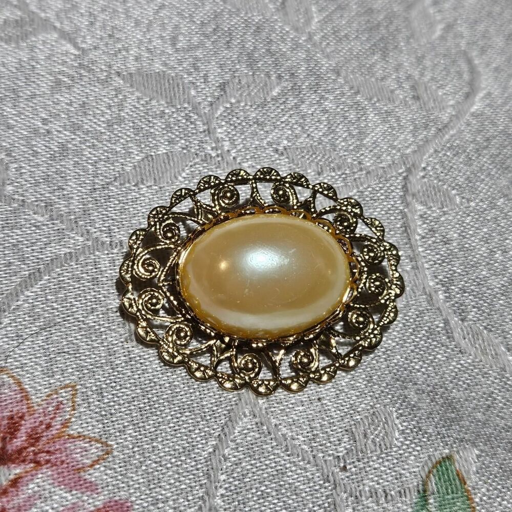 vintage coquette cottagecore faux pearl gold tone filigree brooch